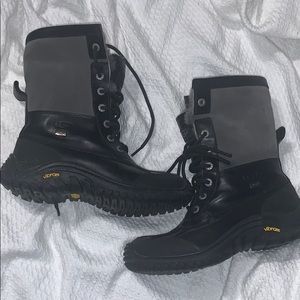 Ugg Adirondack Snow boots size 7 black and grey